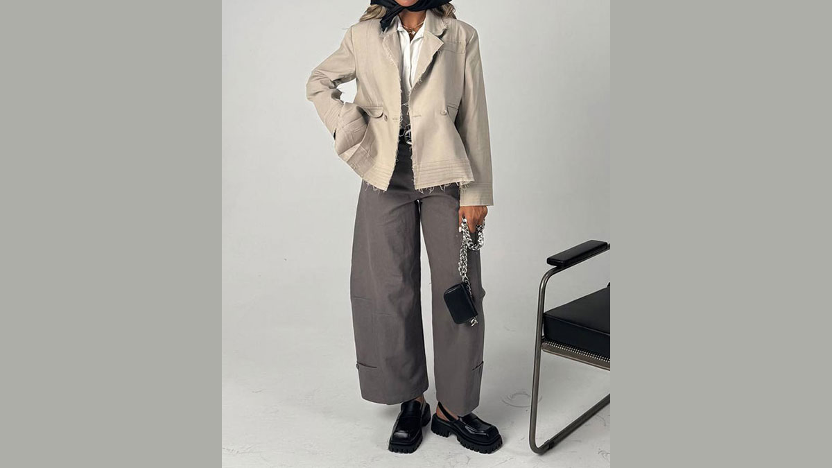 کیف و کفش؛ تکمیل‌کننده‌های اصلی ست پیراهن با شلوار طوسی