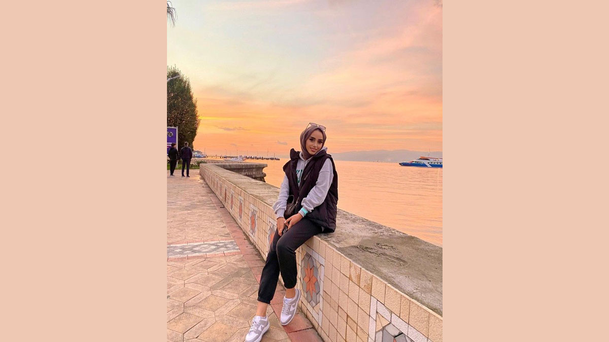 استایل پافر مشکی با رنگ‌های نرم و لطیف